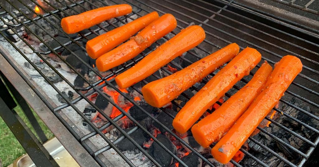 mrkvový vegetariánsky hot dog na grile