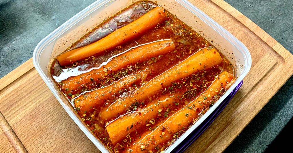 mrkvový vegansky hot dog v marinade